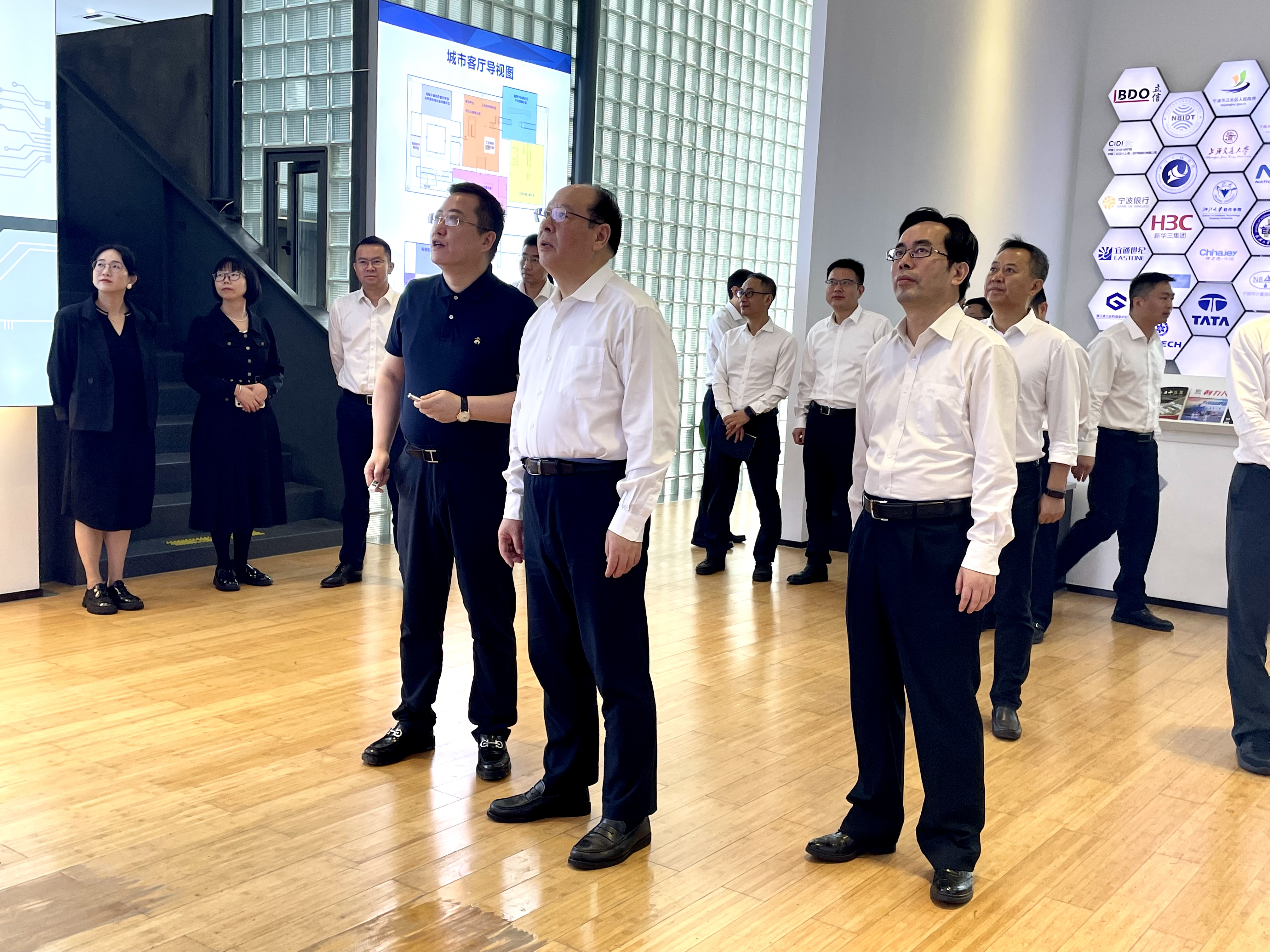 浙江省委常委、宁波市委书记彭佳学一行莅临hth官网入口传感走访调研