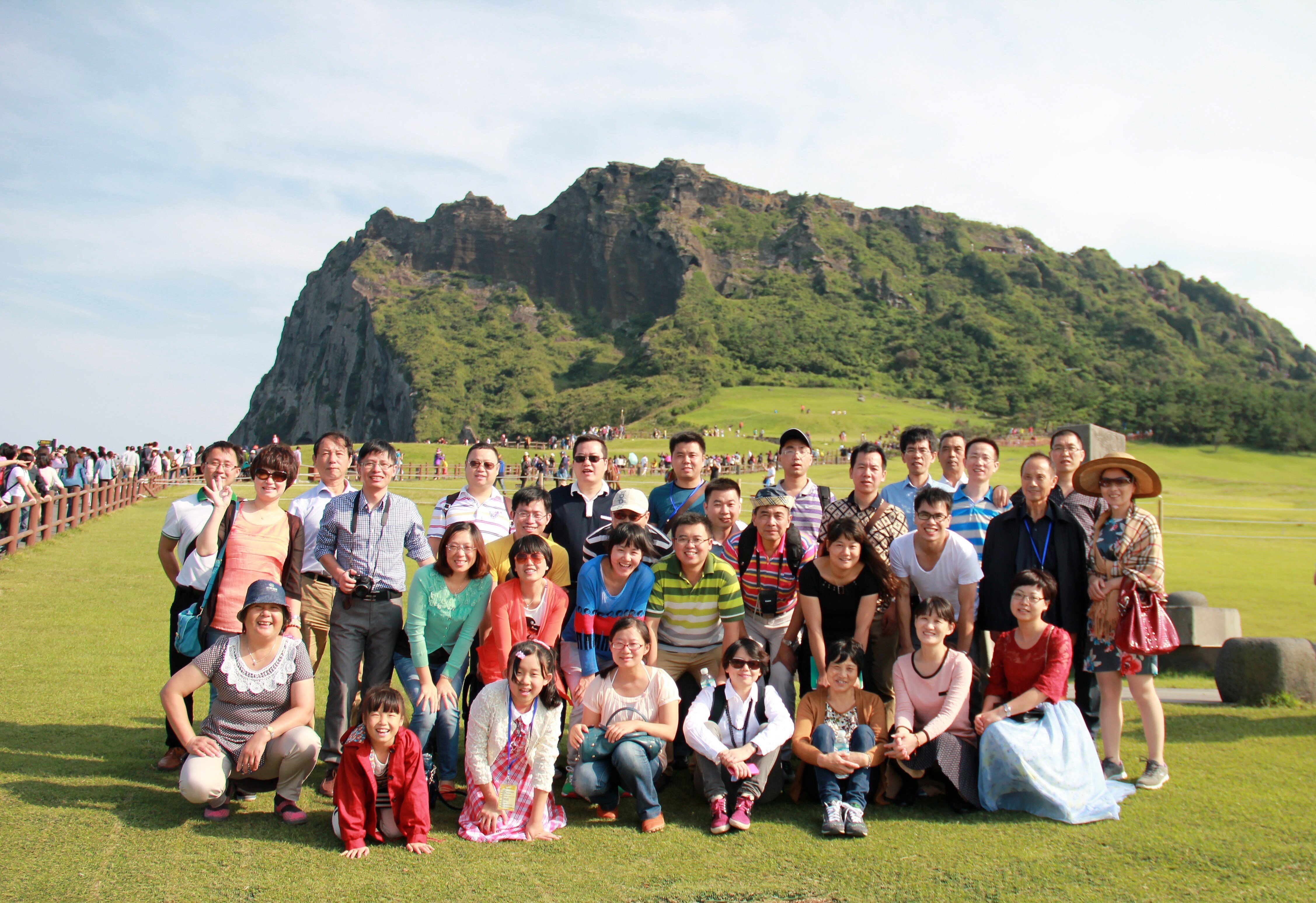13年韩国旅游（城山日出峰合影留念）_proc.jpg